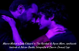 Marco Michel e Cody Edward in The Acrobat di Agnes Moon, spettacolo teatrale di Adrian Buckle, fotografia di Darrin Zimmat Lupi
